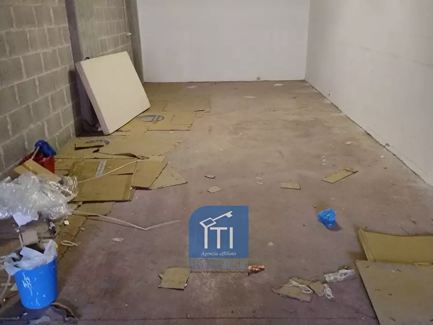 Immagine 16 di Box auto in vendita  in Via Byron a Roma