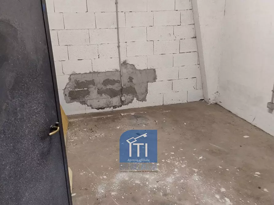 Immagine 2 di Box auto in vendita  in Via Byron a Roma