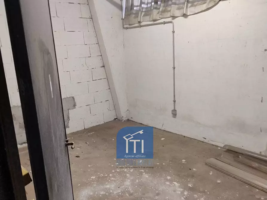 Immagine 6 di Box auto in vendita  in Via Byron a Roma