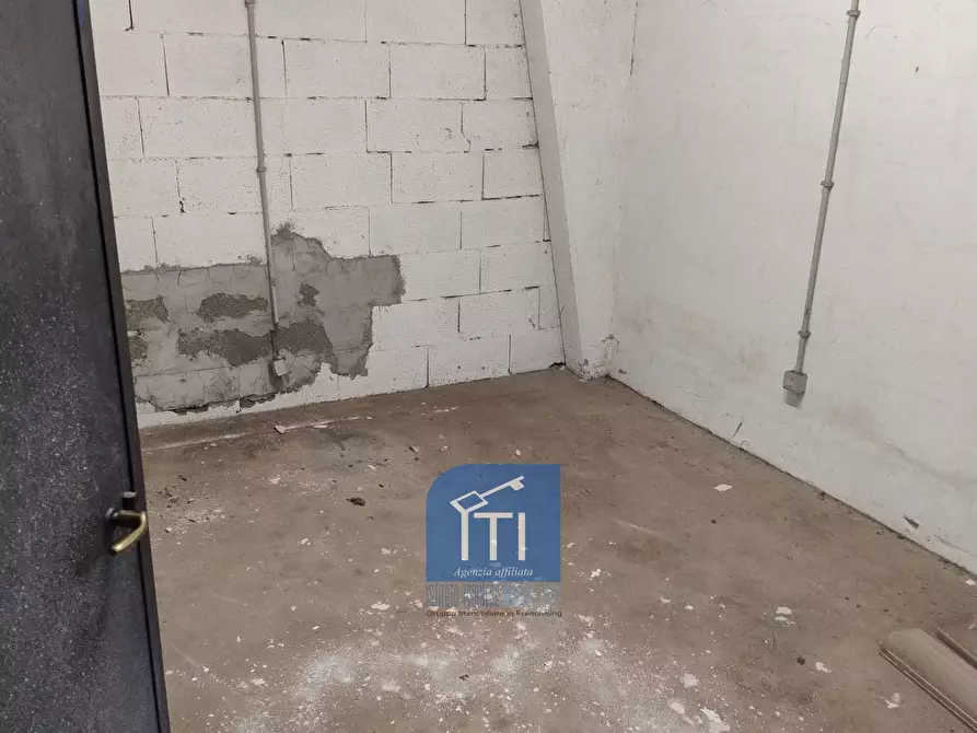 Immagine 8 di Box auto in vendita  in Via Byron a Roma