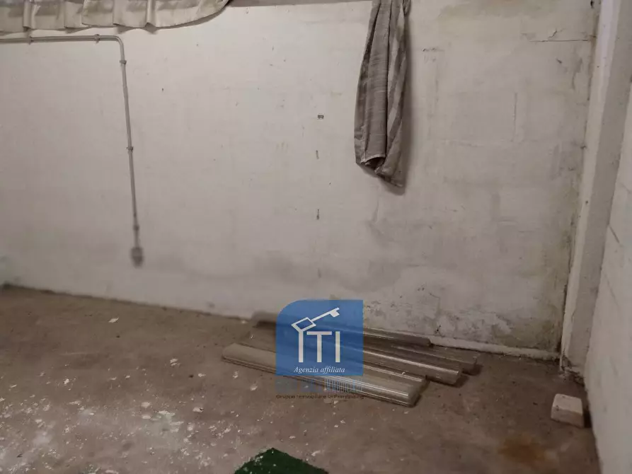 Immagine 11 di Box auto in vendita  in Via Byron a Roma