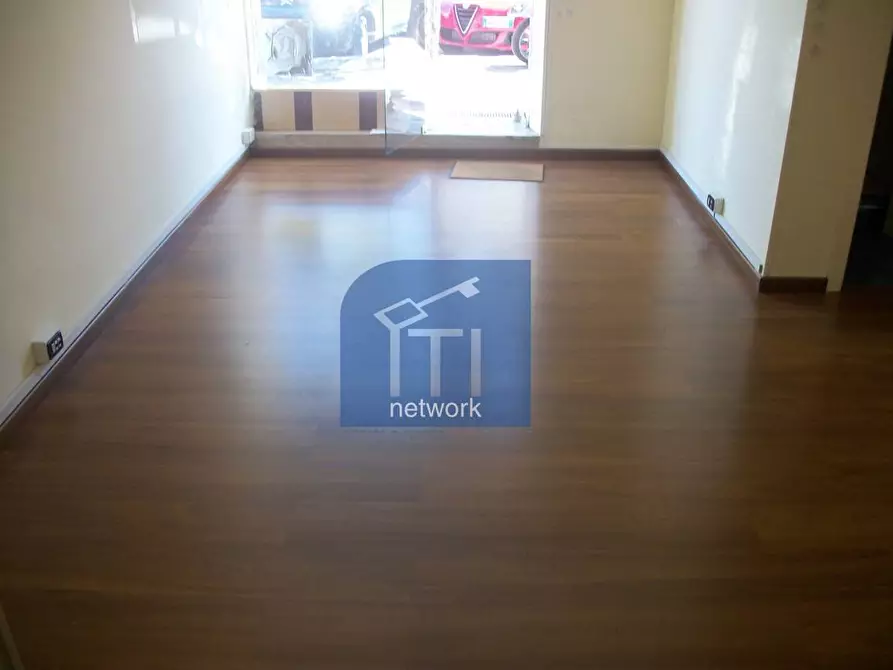 Immagine 12 di Negozio in affitto  in Via Tuscolana a Roma