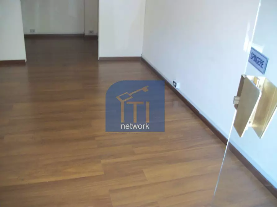 Immagine 14 di Negozio in affitto  in Via Tuscolana a Roma