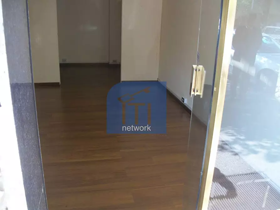 Immagine 16 di Negozio in affitto  in Via Tuscolana a Roma