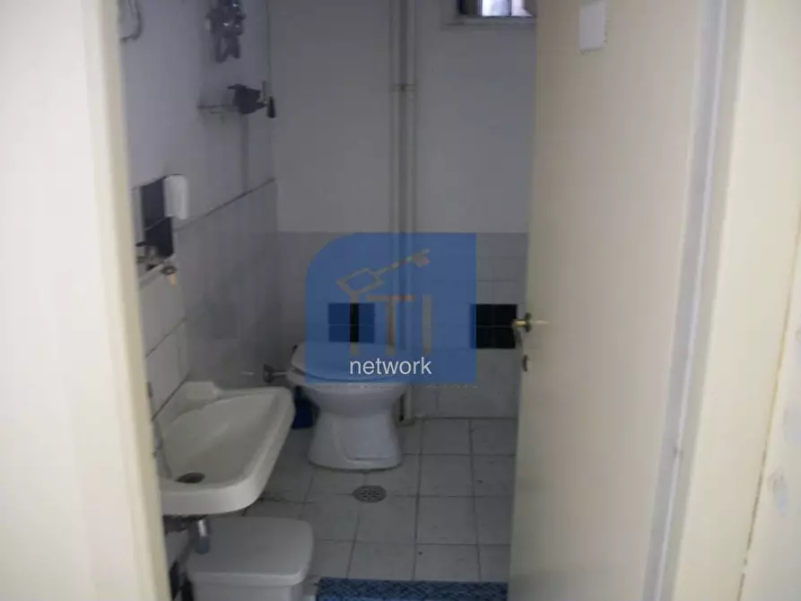 Immagine 17 di Negozio in affitto  in Via Tuscolana a Roma