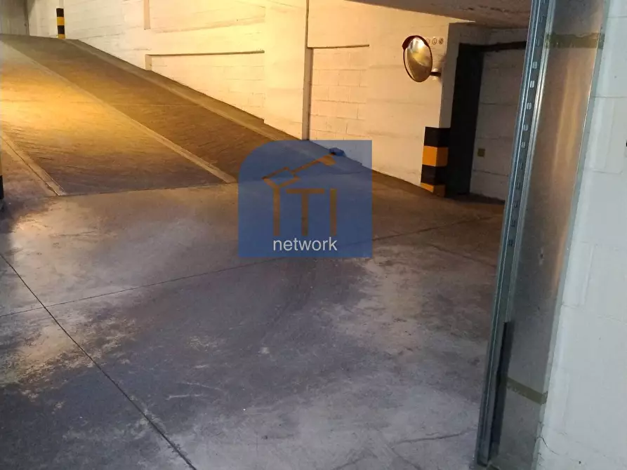 Immagine 3 di Box auto in vendita  in via fernando colombo a Roma