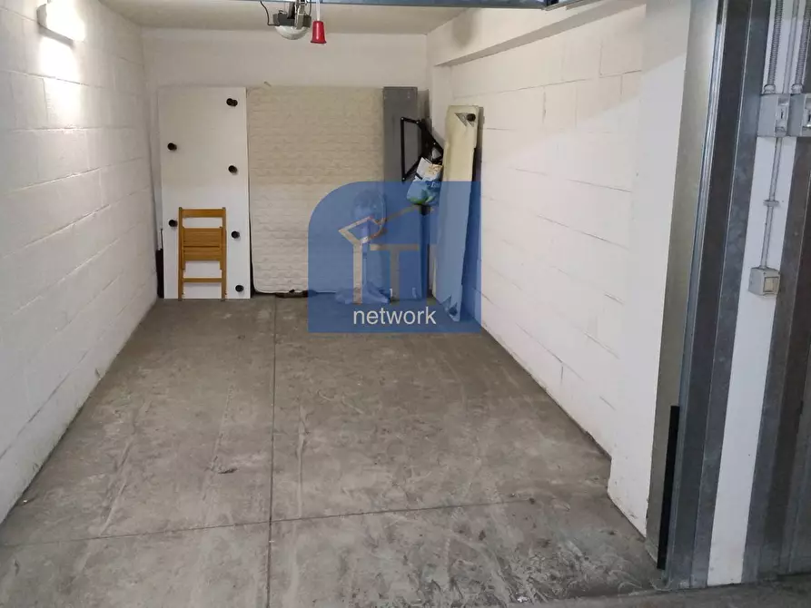 Immagine 1 di Box auto in vendita  in via fernando colombo a Roma