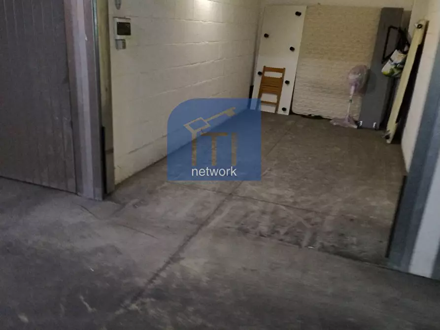 Immagine 5 di Box auto in vendita  in via fernando colombo a Roma