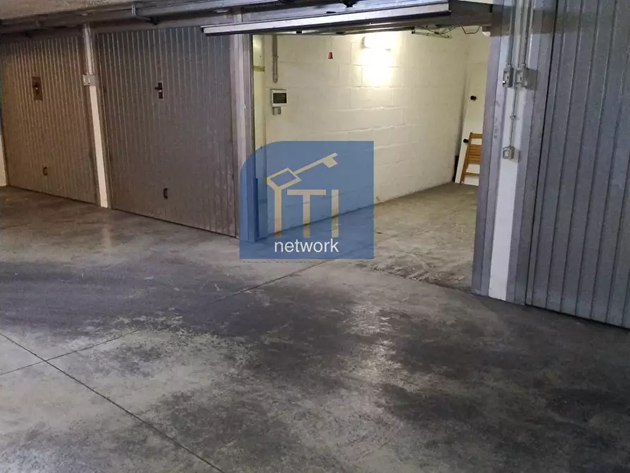 Immagine 6 di Box auto in vendita  in via fernando colombo a Roma