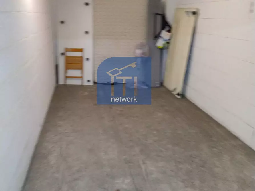 Immagine 2 di Box auto in vendita  in via fernando colombo a Roma