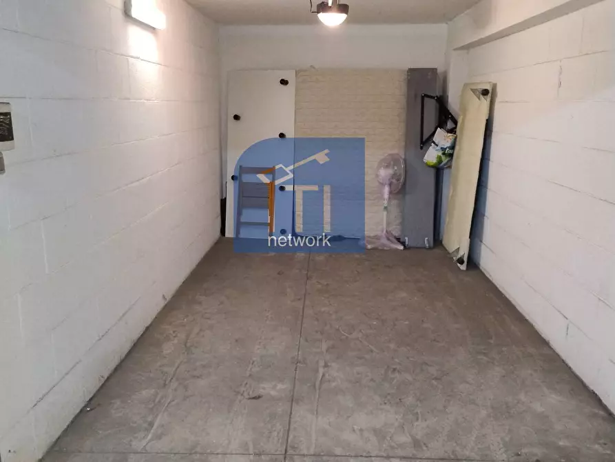 Immagine 9 di Box auto in vendita  in via fernando colombo a Roma