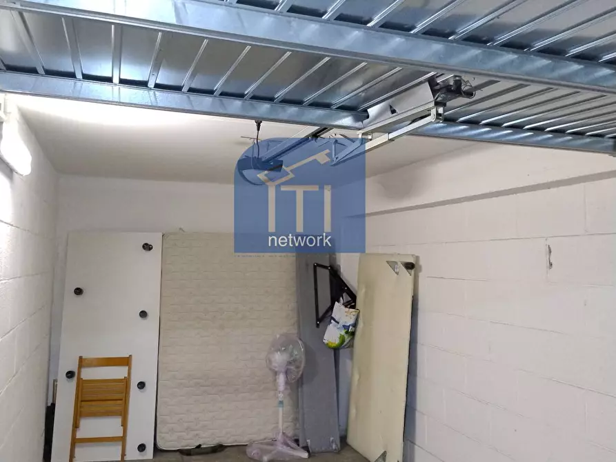 Immagine 10 di Box auto in vendita  in via fernando colombo a Roma