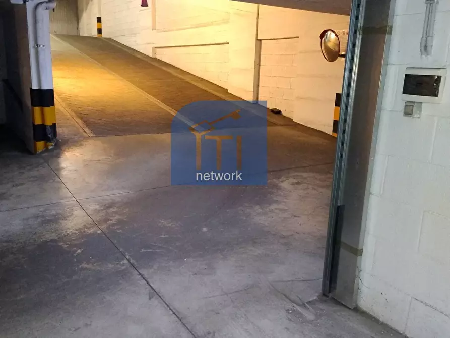 Immagine 21 di Box auto in vendita  in via fernando colombo a Roma