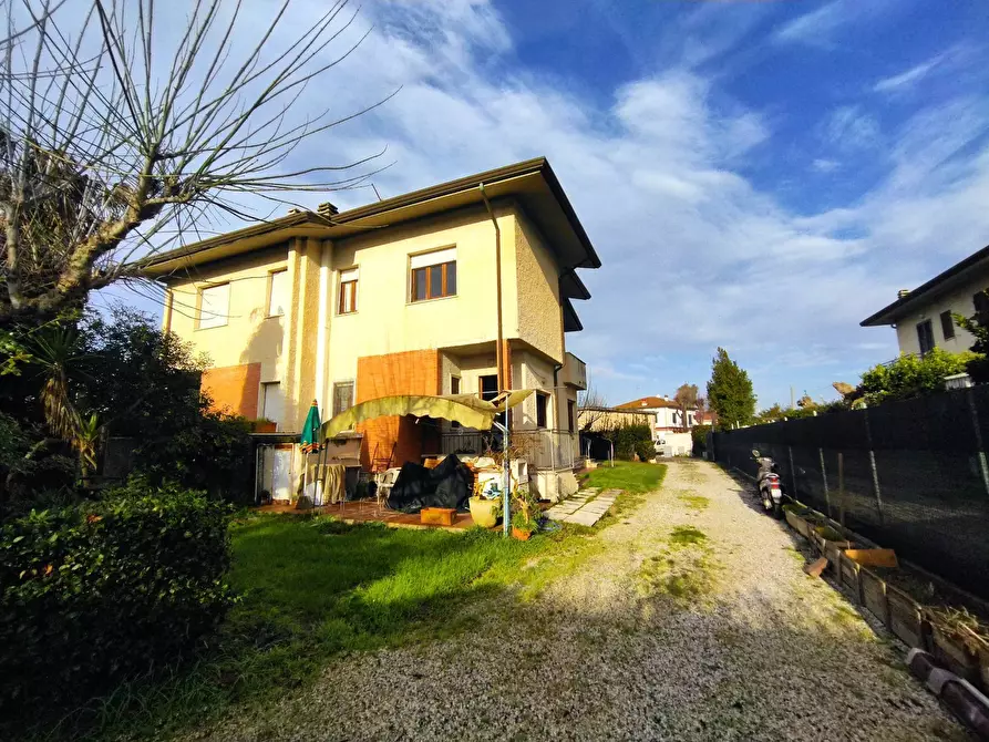 Immagine 1 di Casa indipendente in vendita  in via castacani 23 a Pietrasanta