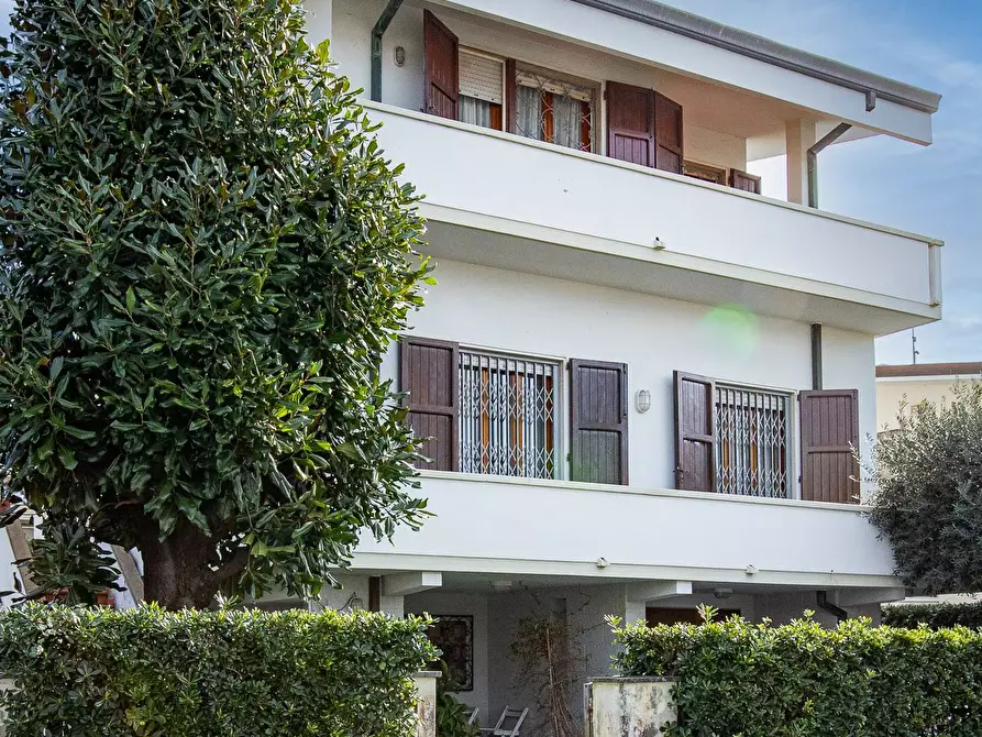Immagine 1 di Villa in vendita  in via piave 33 a Viareggio