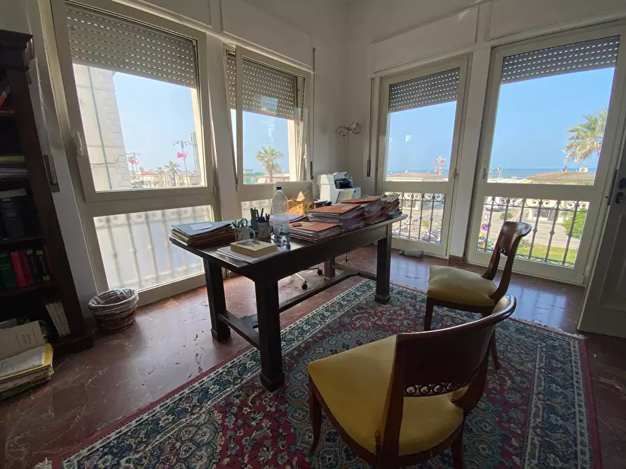 Immagine 6 di Appartamento in vendita  in viale carducci 28 a Viareggio