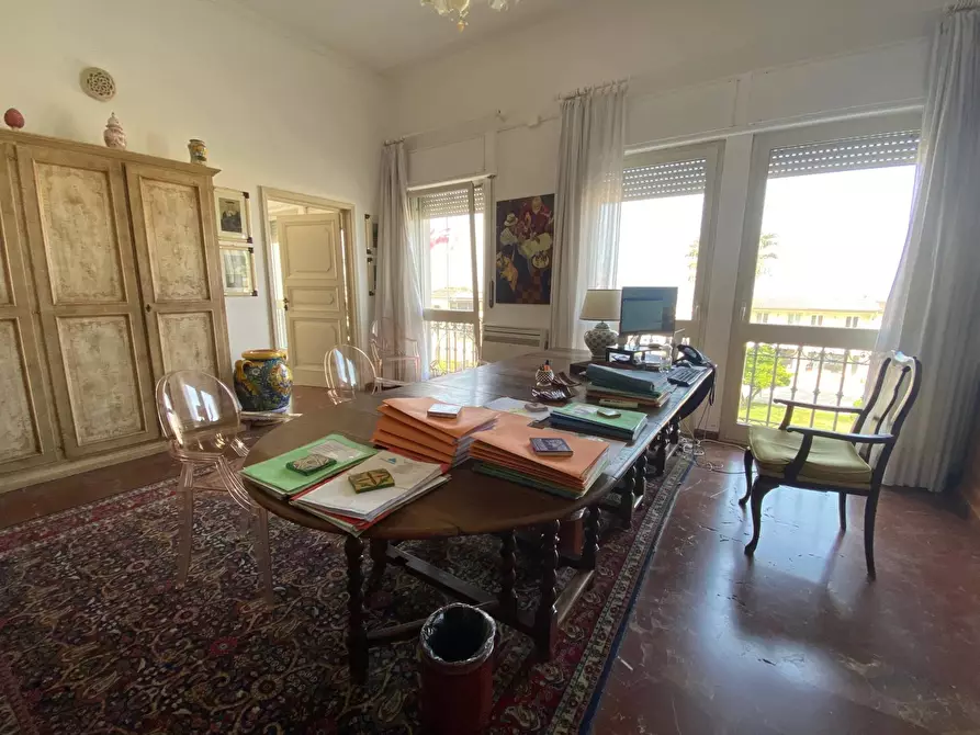 Immagine 11 di Appartamento in vendita  in viale carducci 28 a Viareggio