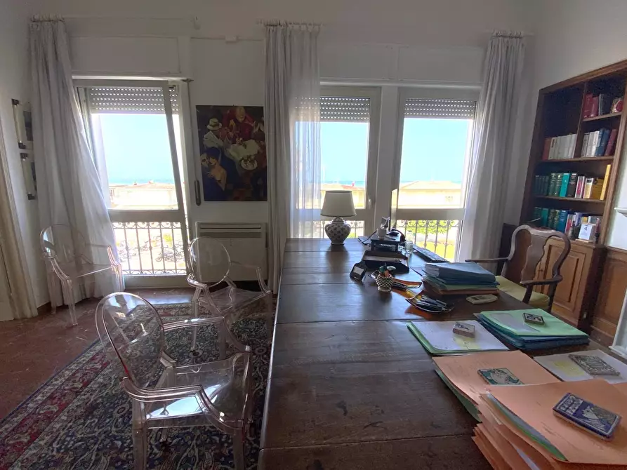 Immagine 12 di Appartamento in vendita  in viale carducci 28 a Viareggio