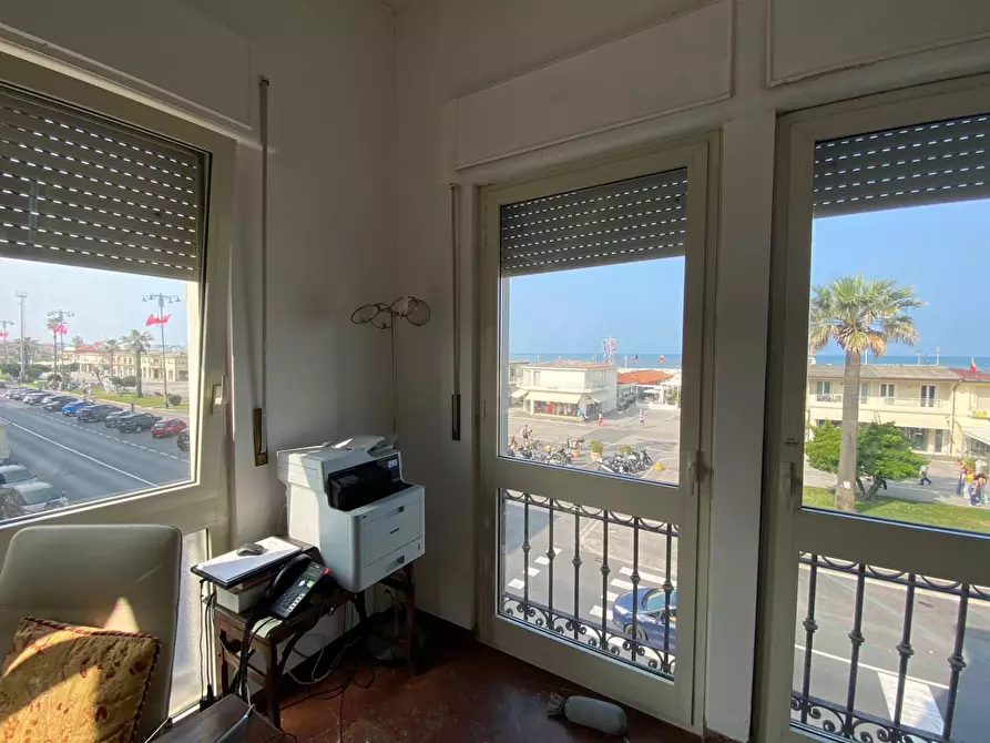 Immagine 3 di Appartamento in vendita  in viale carducci 28 a Viareggio