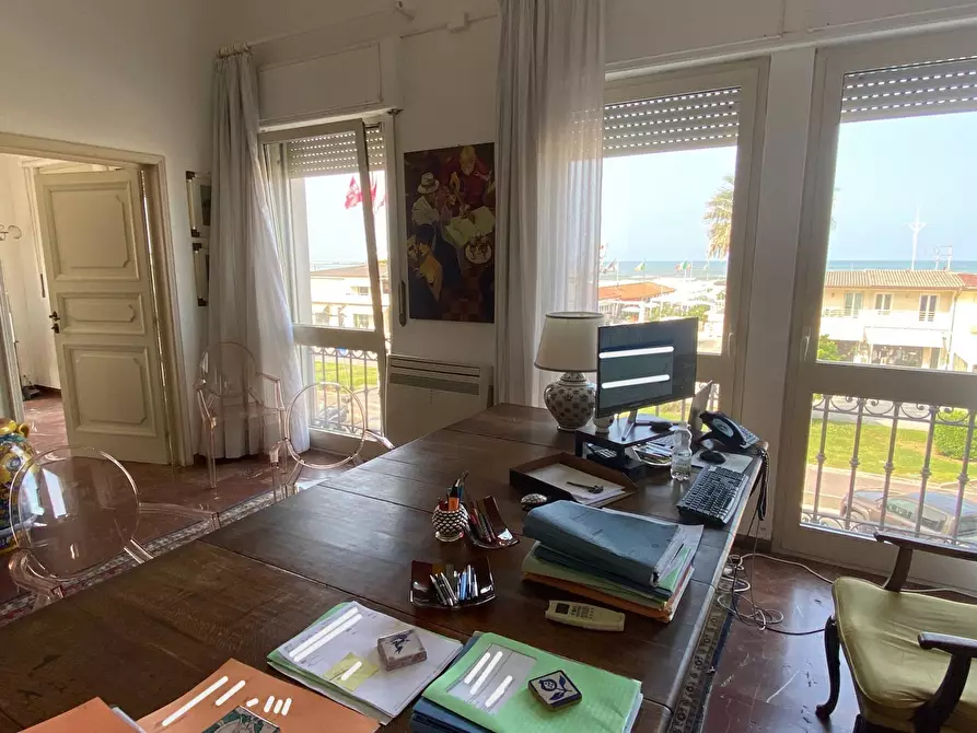 Immagine 14 di Appartamento in vendita  in viale carducci 28 a Viareggio