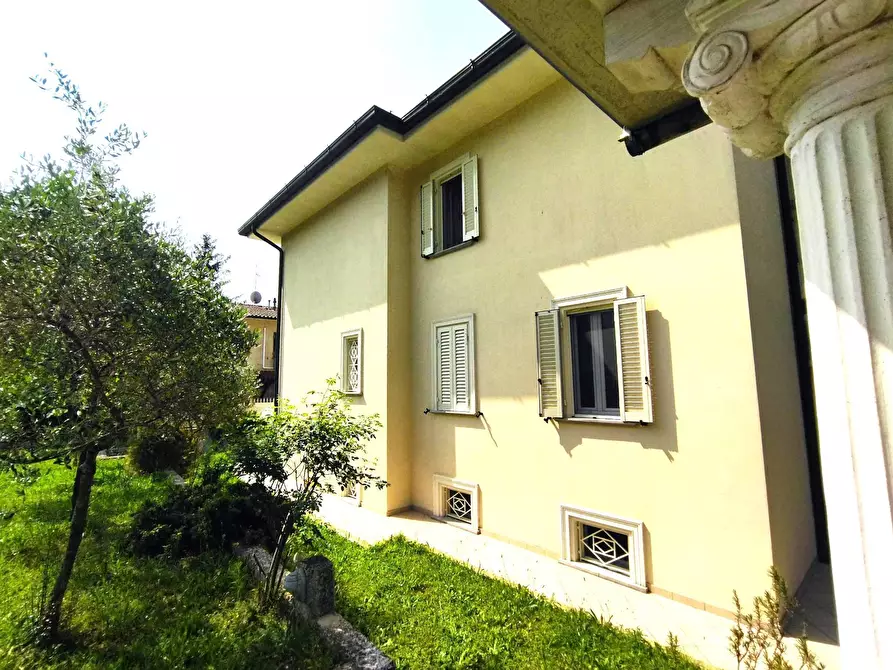 Immagine 7 di Villa in vendita  in via Fonda 65 a Camaiore