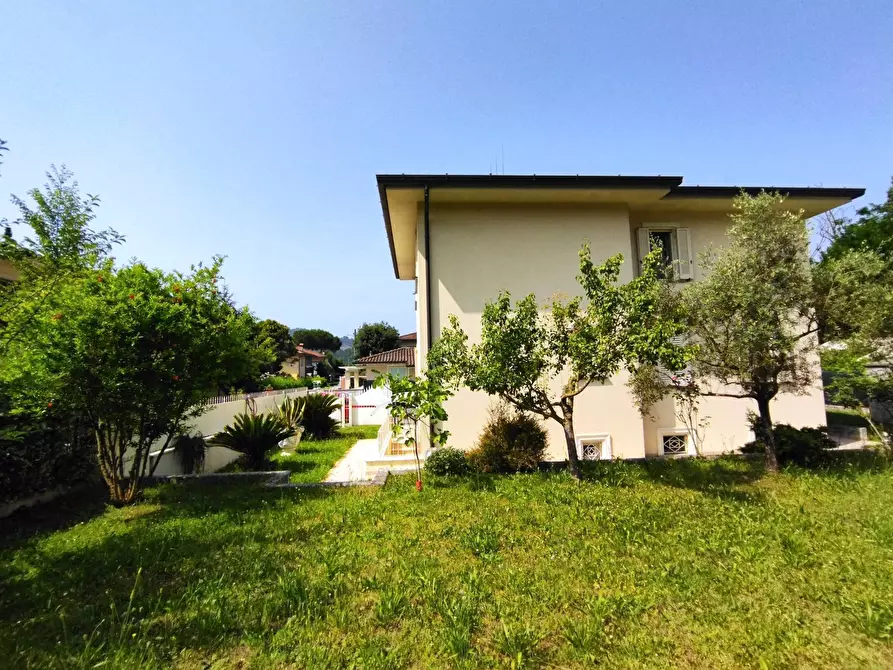 Immagine 4 di Villa in vendita  in via Fonda 65 a Camaiore