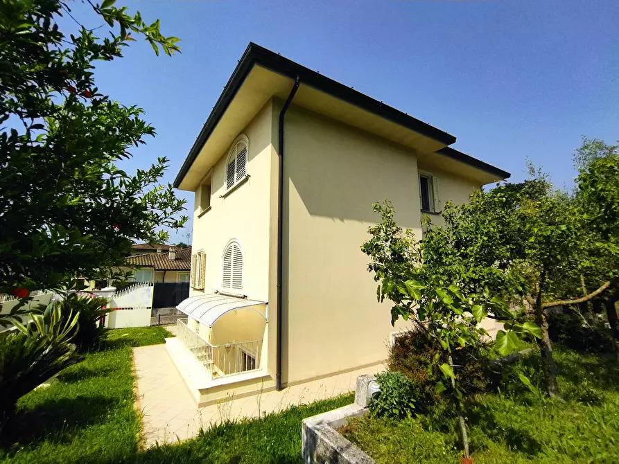 Immagine 8 di Villa in vendita  in via Fonda 65 a Camaiore