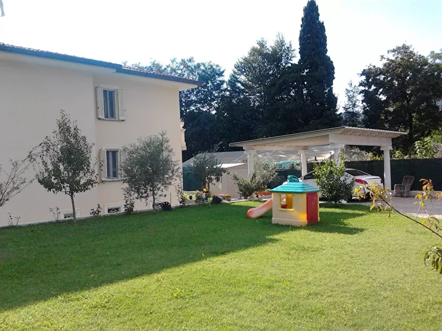 Immagine 5 di Villa in vendita  in via Fonda 65 a Camaiore