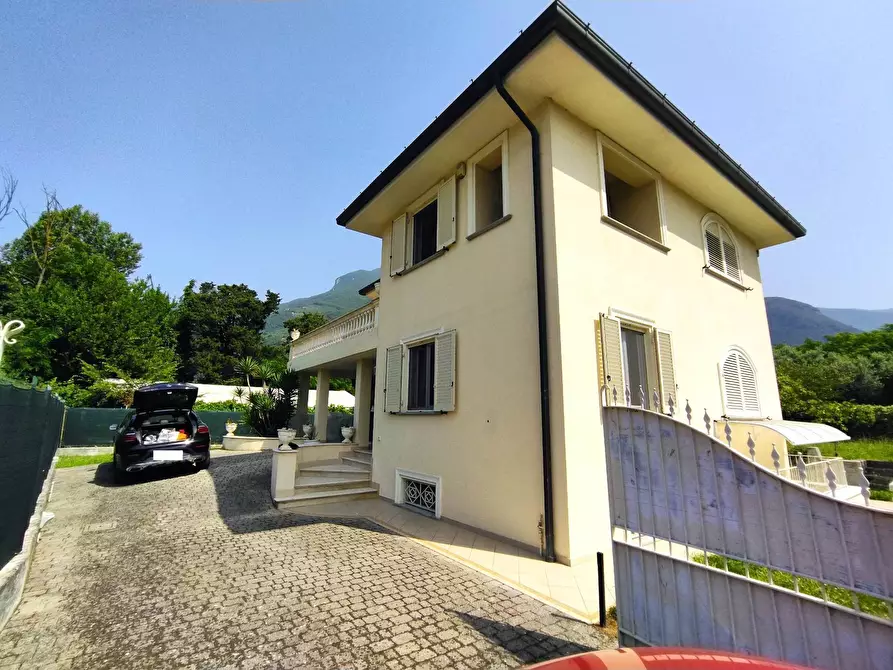 Immagine 15 di Villa in vendita  in via Fonda 65 a Camaiore