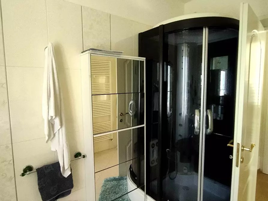 Immagine 38 di Villa in vendita  in via Fonda 65 a Camaiore