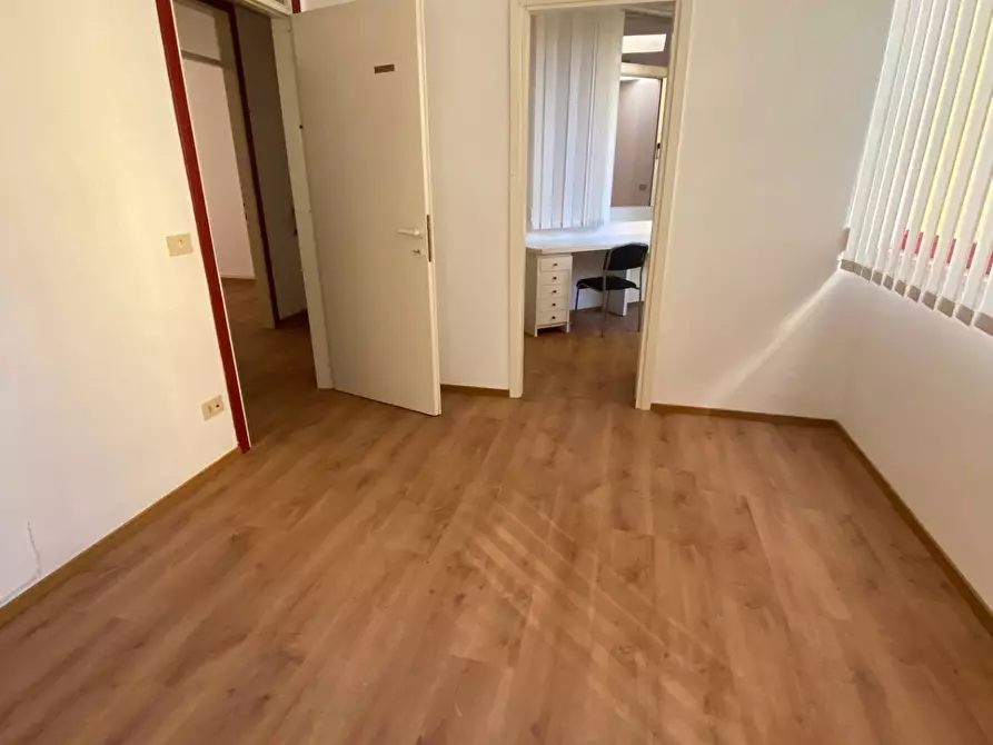 Immagine 3 di Ufficio in affitto  in via Filzi 117 a Viareggio