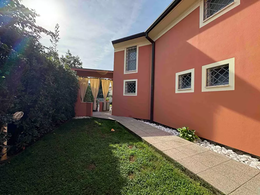 Immagine 1 di Villa in vendita  in via Carducci 25 a Camaiore
