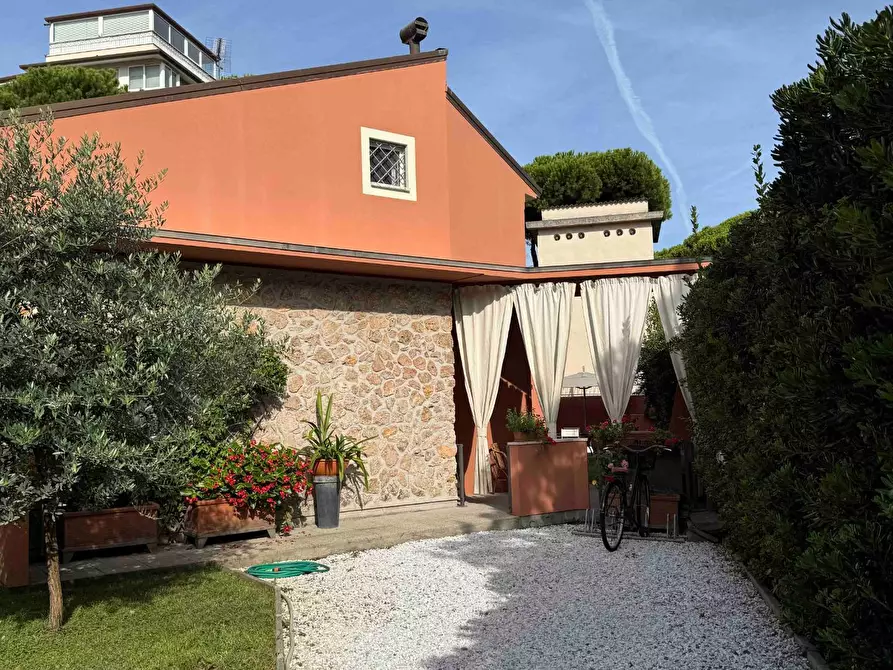 Immagine 2 di Villa in vendita  in via Carducci 25 a Camaiore