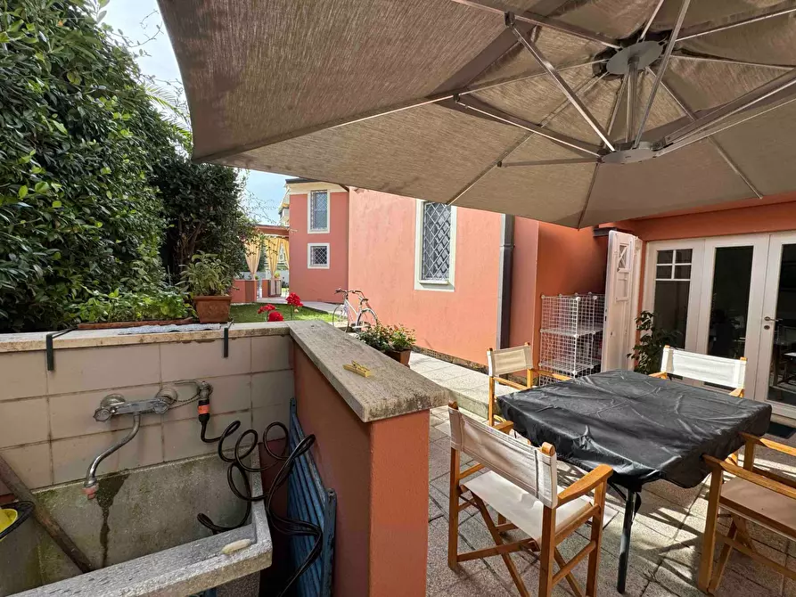 Immagine 5 di Villa in vendita  in via Carducci 25 a Camaiore