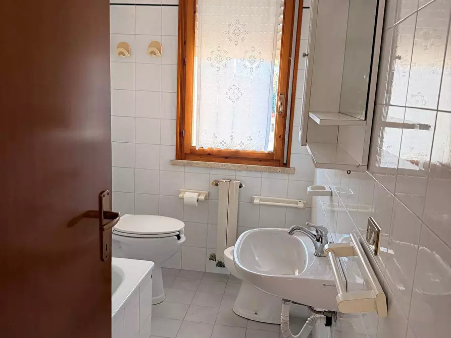 Immagine 10 di Appartamento in vendita  in via repaci 33 a Viareggio