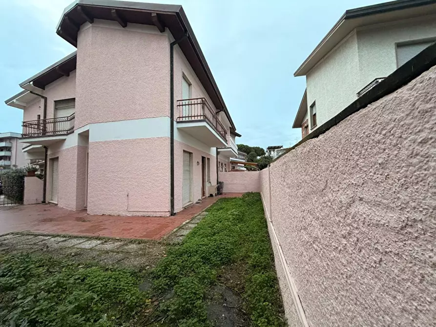 Immagine 1 di Casa indipendente in vendita  in via della luna 1 a Viareggio