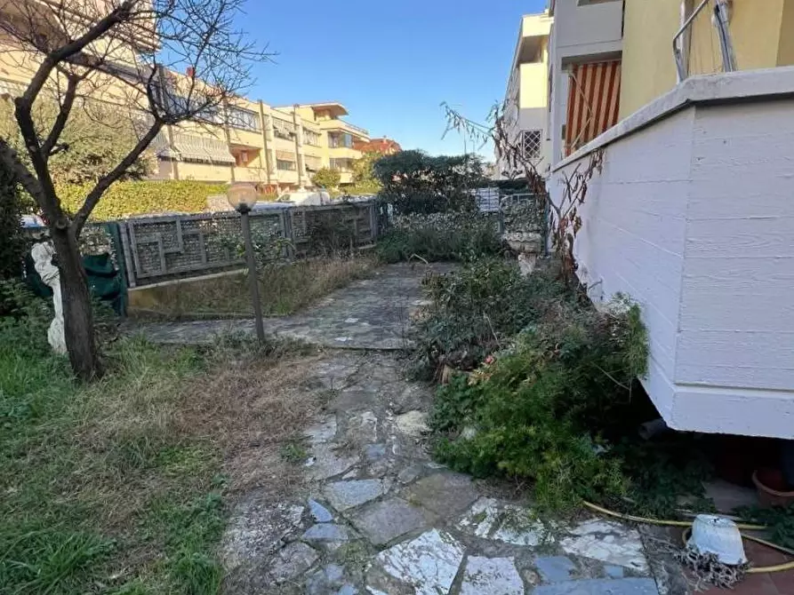 Immagine 7 di Appartamento in vendita  in via degli ontani 33 a Viareggio