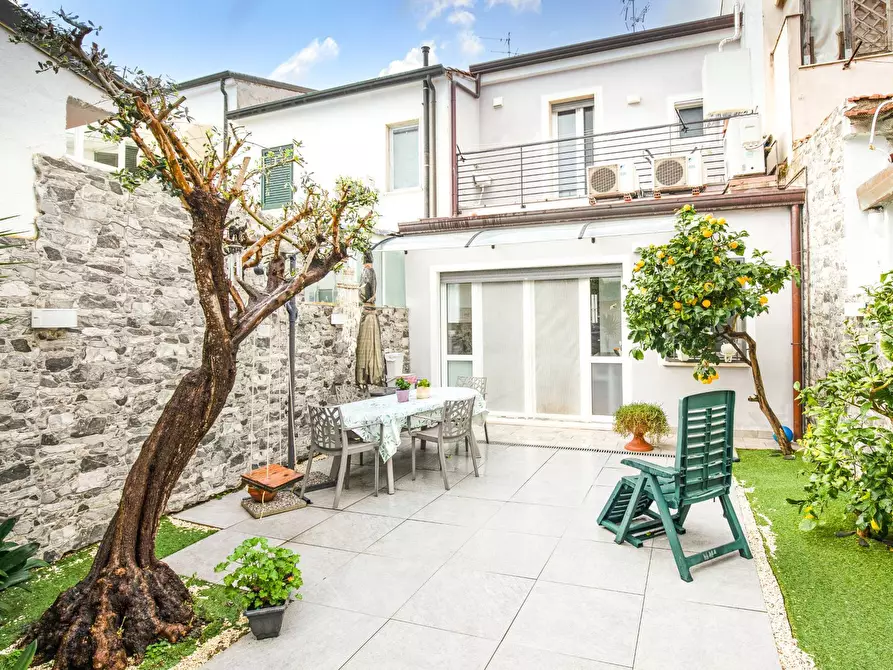 Immagine 1 di Casa indipendente in vendita  in via pucci 50 a Viareggio