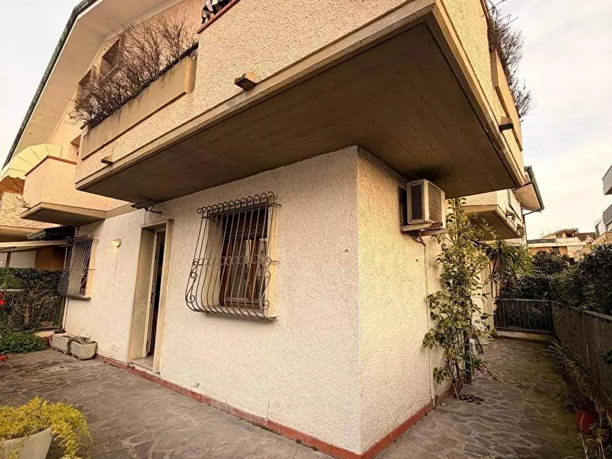 Immagine 1 di Villa in vendita  in via arrighi 10 a Viareggio