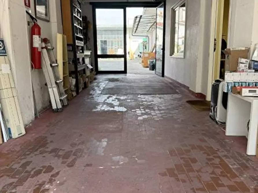 Immagine 1 di Locale commerciale in vendita  in via della foce 100 a Viareggio