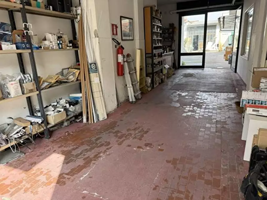 Immagine 2 di Locale commerciale in vendita  in via della foce 100 a Viareggio