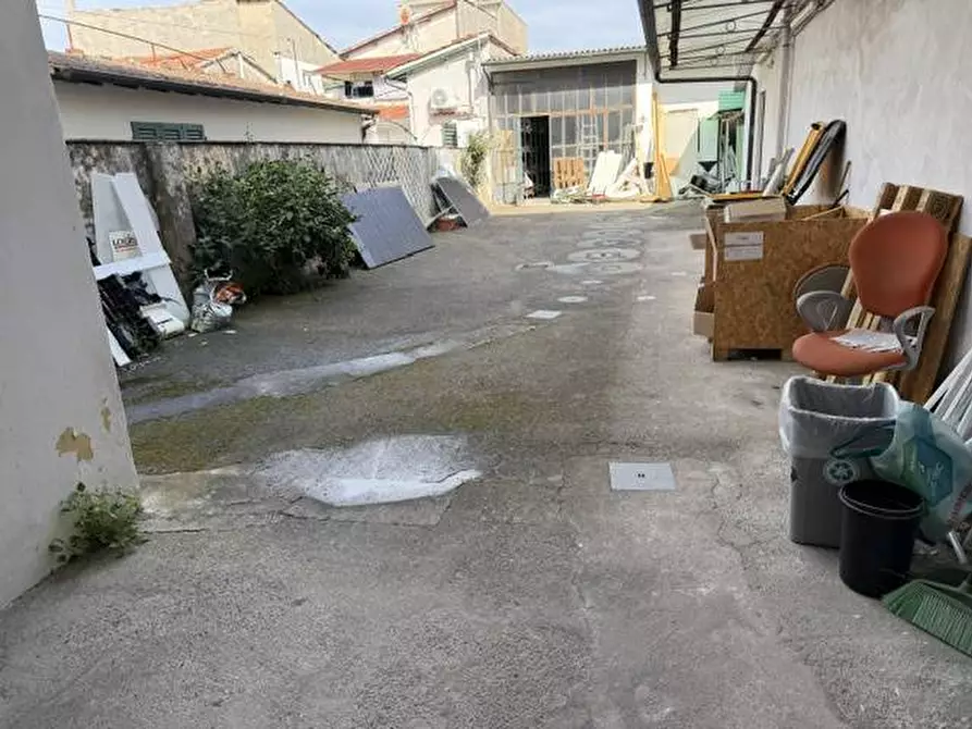 Immagine 3 di Locale commerciale in vendita  in via della foce 100 a Viareggio