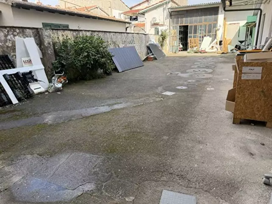 Immagine 4 di Locale commerciale in vendita  in via della foce 100 a Viareggio