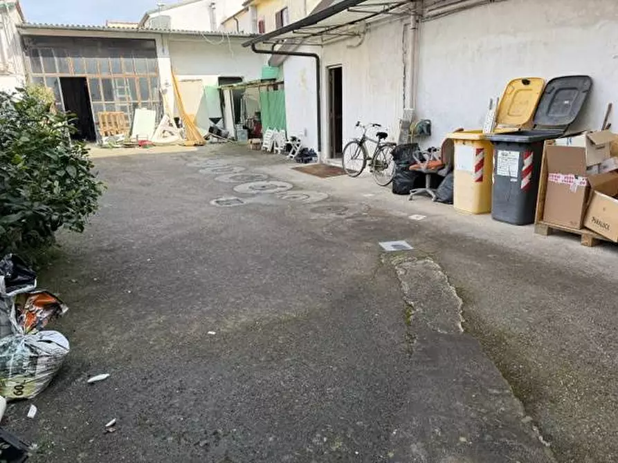 Immagine 5 di Locale commerciale in vendita  in via della foce 100 a Viareggio