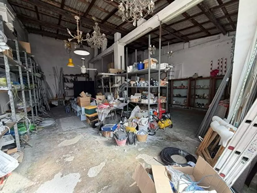 Immagine 9 di Locale commerciale in vendita  in via della foce 100 a Viareggio