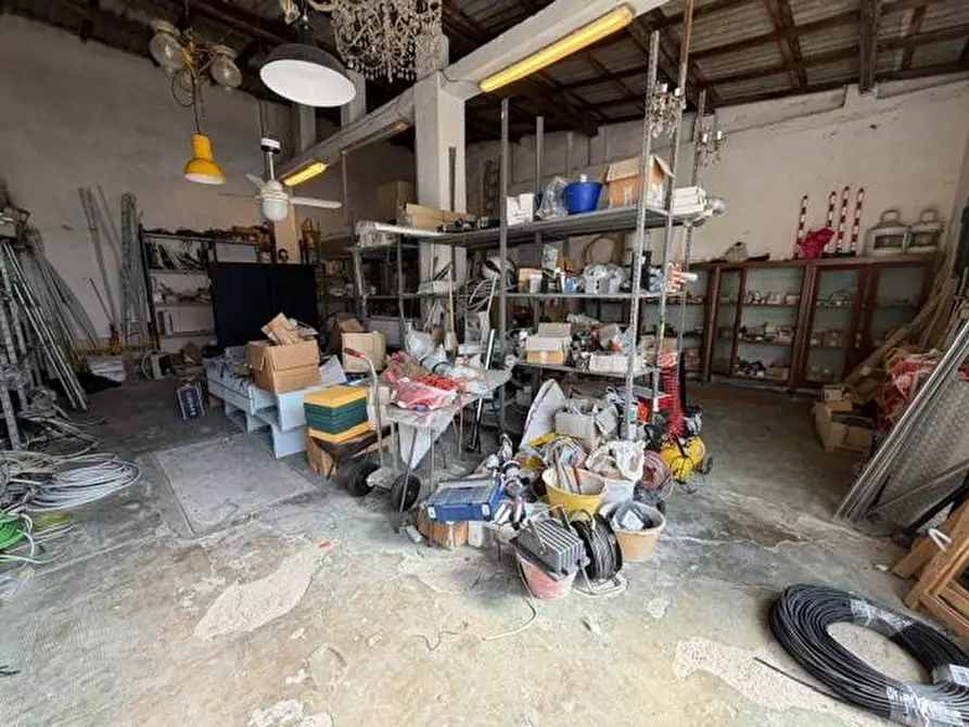 Immagine 10 di Locale commerciale in vendita  in via della foce 100 a Viareggio