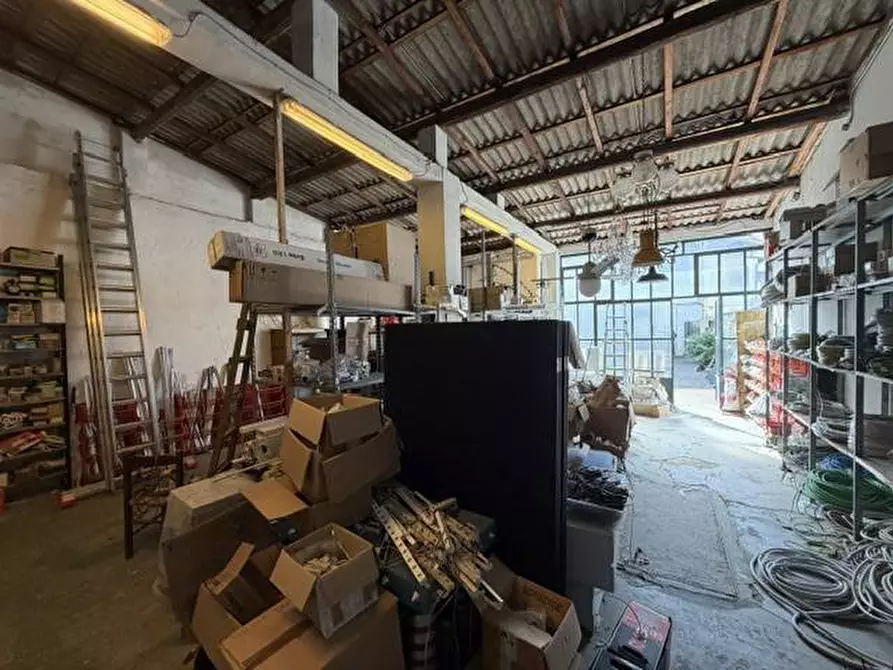 Immagine 11 di Locale commerciale in vendita  in via della foce 100 a Viareggio