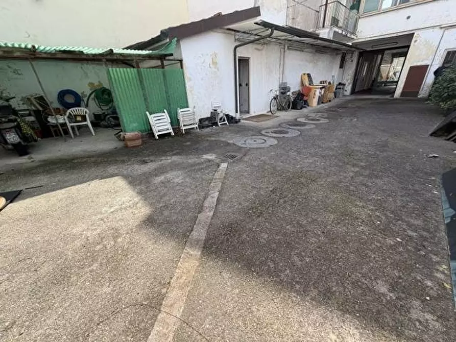 Immagine 12 di Locale commerciale in vendita  in via della foce 100 a Viareggio