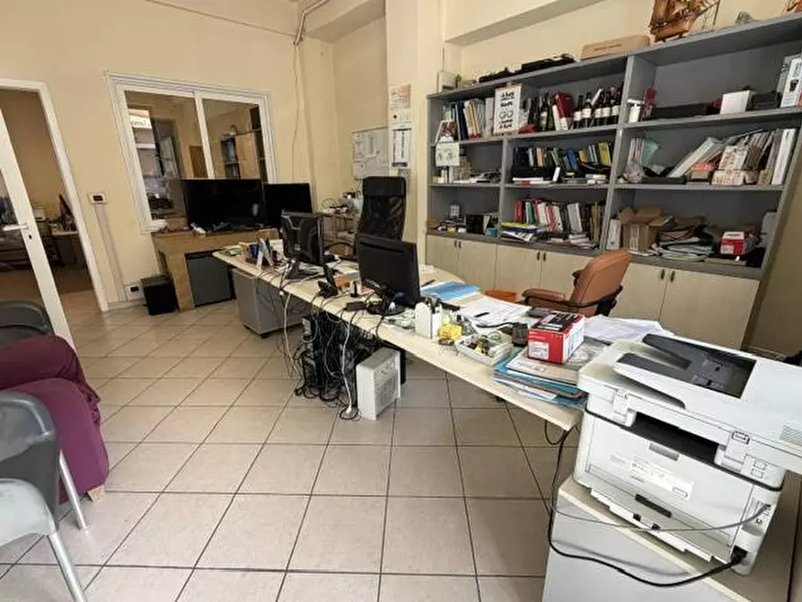 Immagine 13 di Locale commerciale in vendita  in via della foce 100 a Viareggio