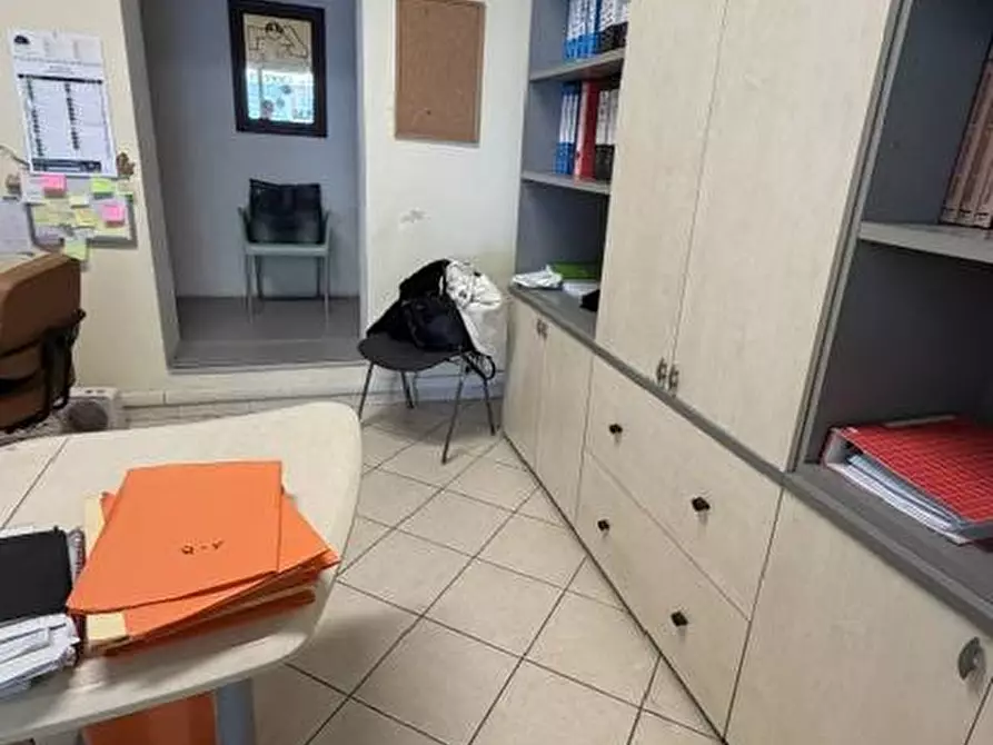 Immagine 15 di Locale commerciale in vendita  in via della foce 100 a Viareggio